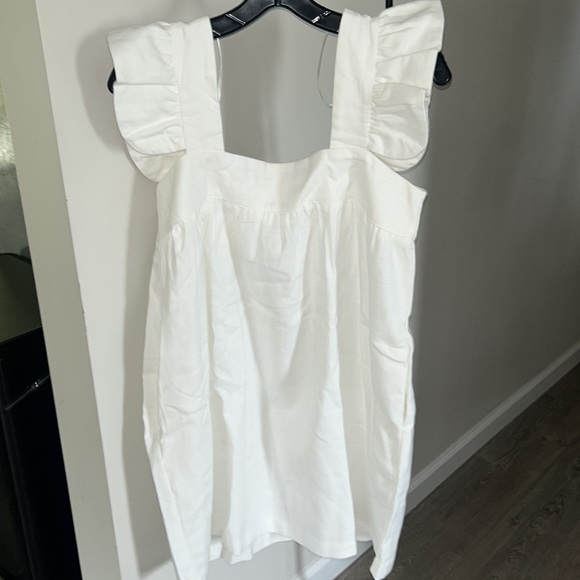 White Hazel Flutter Sleeve Dress
POMANDER PLACE - Picture 5 of 7